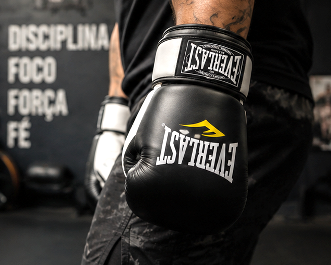 Luvas de Boxe Clássicas Everlast – Luvas de Treino e Sparring Profissionais (Preto/Branco) (AYD277-4)