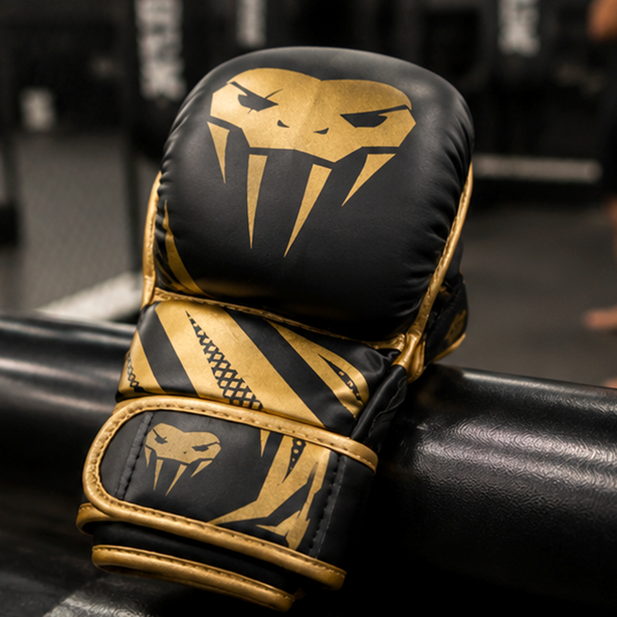 Luvas de Treino de MMA Pretas e Douradas Premium – Luvas de Combate com Palma Aberta (AYD275-21)