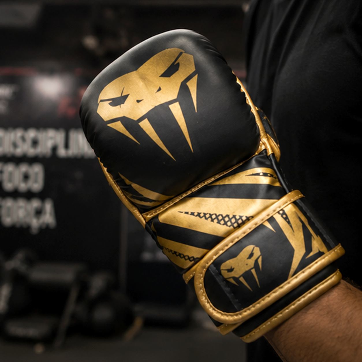 Luvas de Treino de MMA Pretas e Douradas Premium – Luvas de Combate com Palma Aberta (AYD275-21)