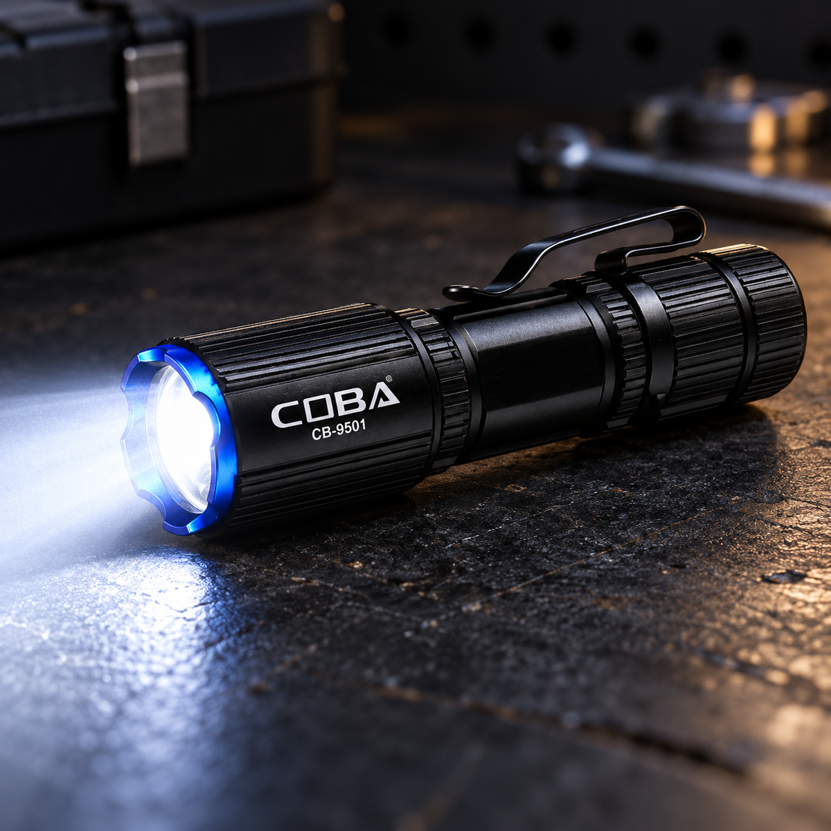 Lanterna LED Portátil COBA CB-9501 em Liga de Alumínio com Clipe de Fixação – (LANT0013)