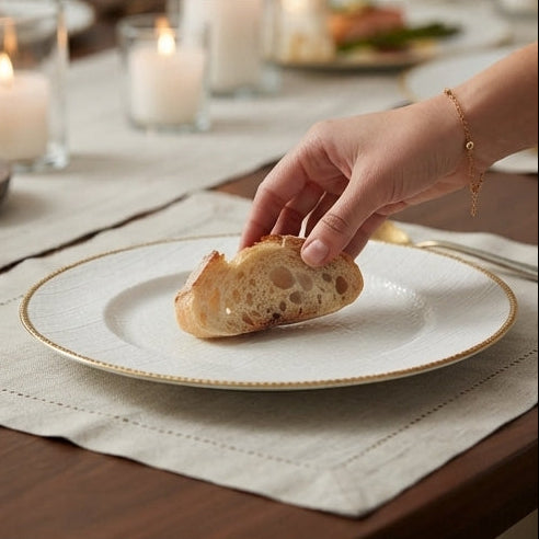 Prato Raso Texturizado, 26cm com Borda Dourada: Sofisticação e Charme para a Sua Mesa Posta - (AYD245-124)